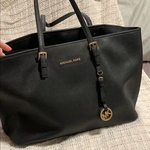 Michael Kors Jet Set Tote in Medium Size
